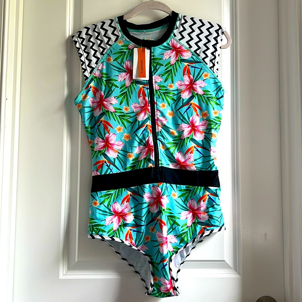 NWT  XXL Aonihua floral swimsuit. Front zipper.